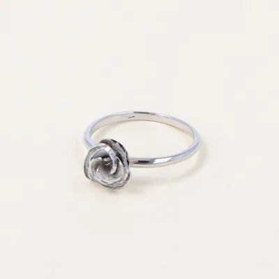 Rose-shaped white gold ring