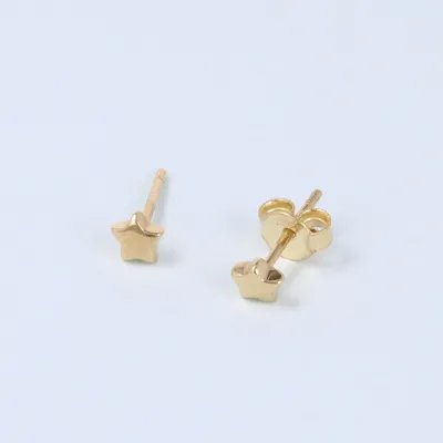 Lightweight yellow gold earrings with star
