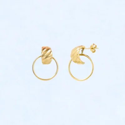 Yellow gold earrings with tubular ring pendant and striped dome clasp