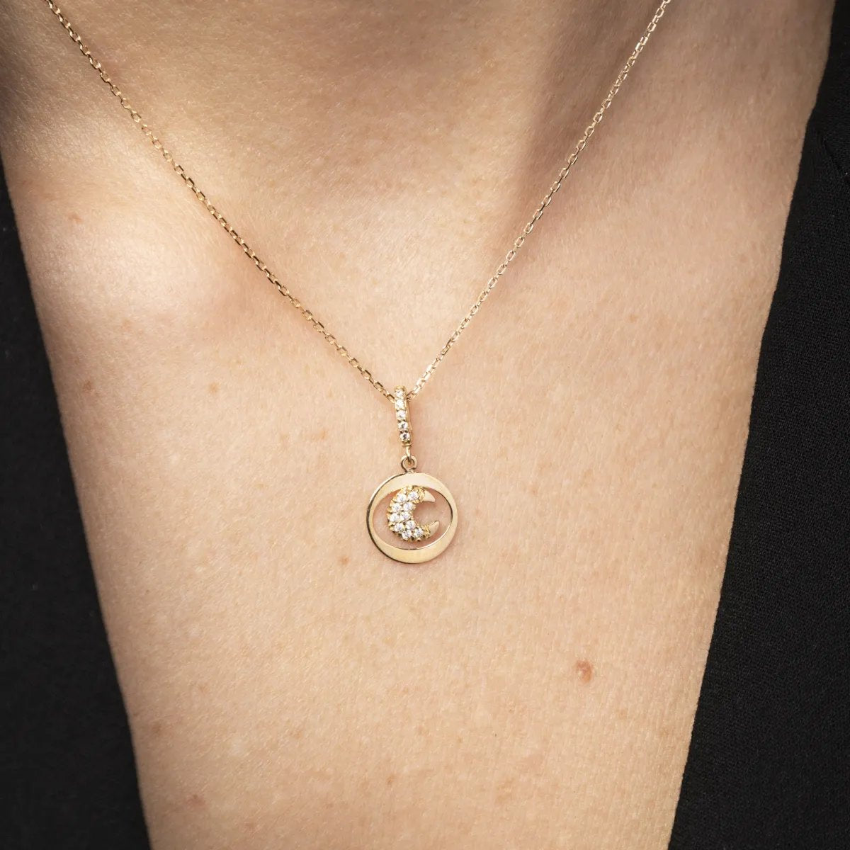 Moon-shaped pendant in yellow gold with cubic zirconia
