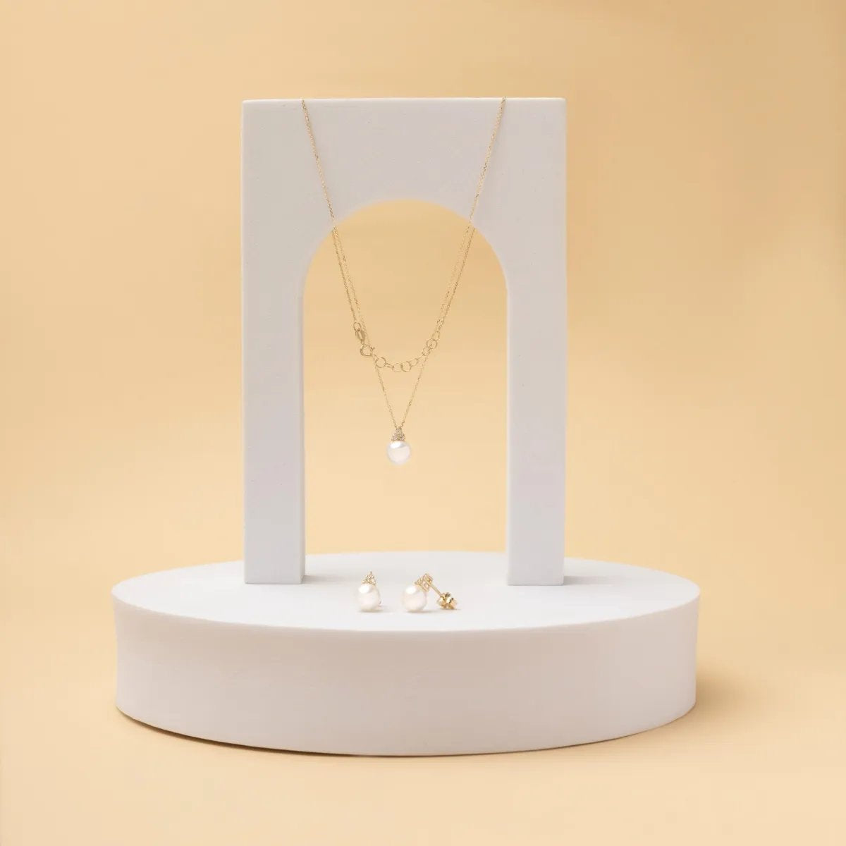 Yellow gold set with pearls and cubic zirconia