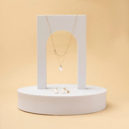 Yellow gold set with pearls and cubic zirconia