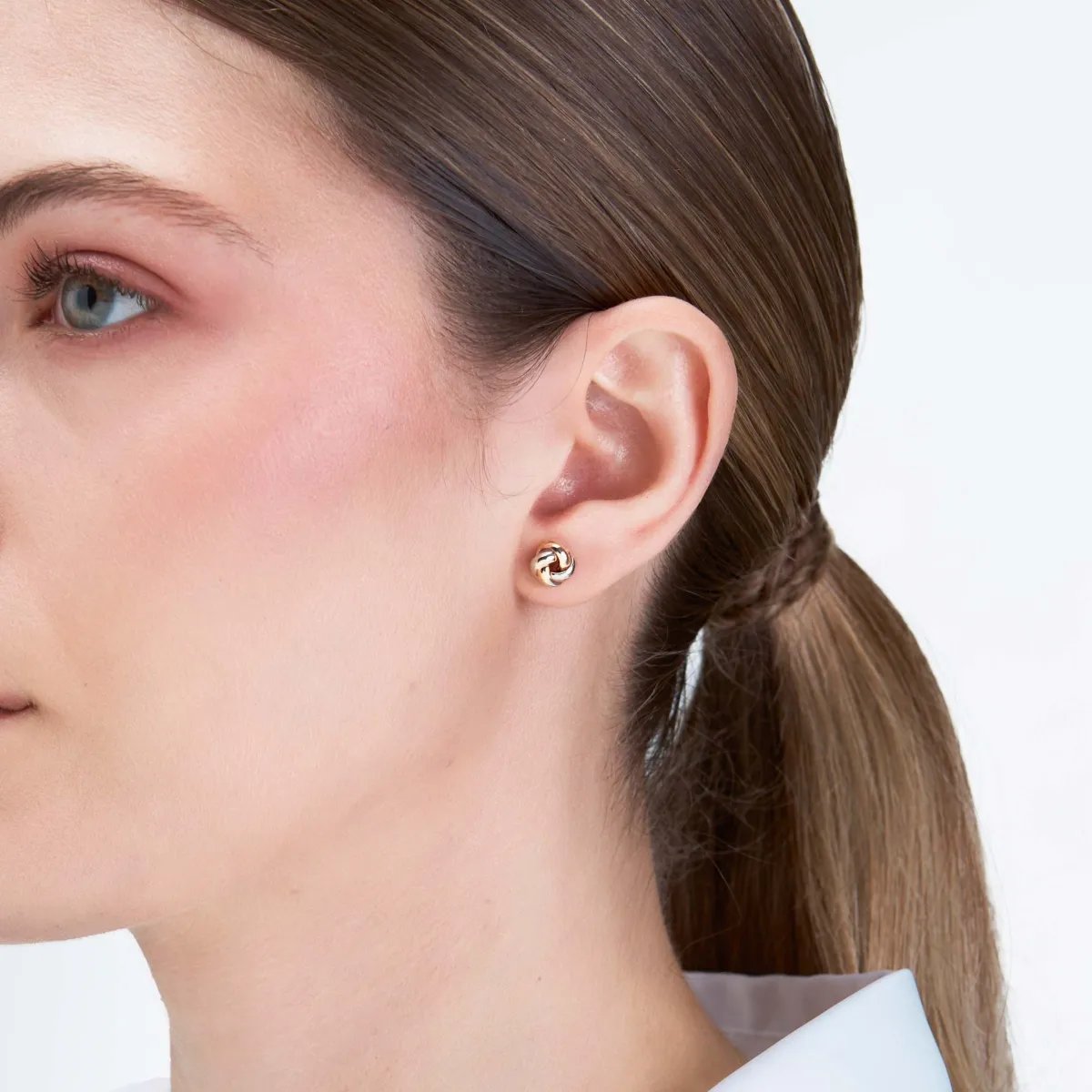 "Knot" earrings in yellow and white gold