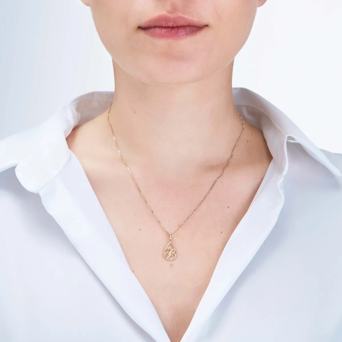 Lightweight yellow gold pendant with floral motif