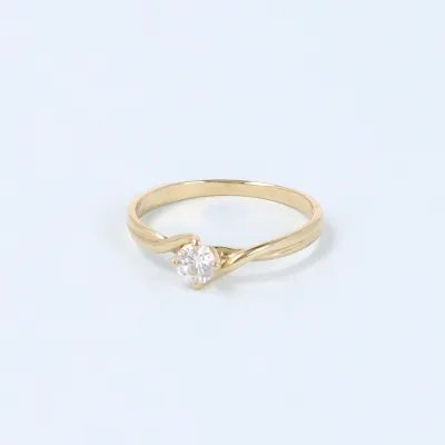 Yellow gold ring with zirconia