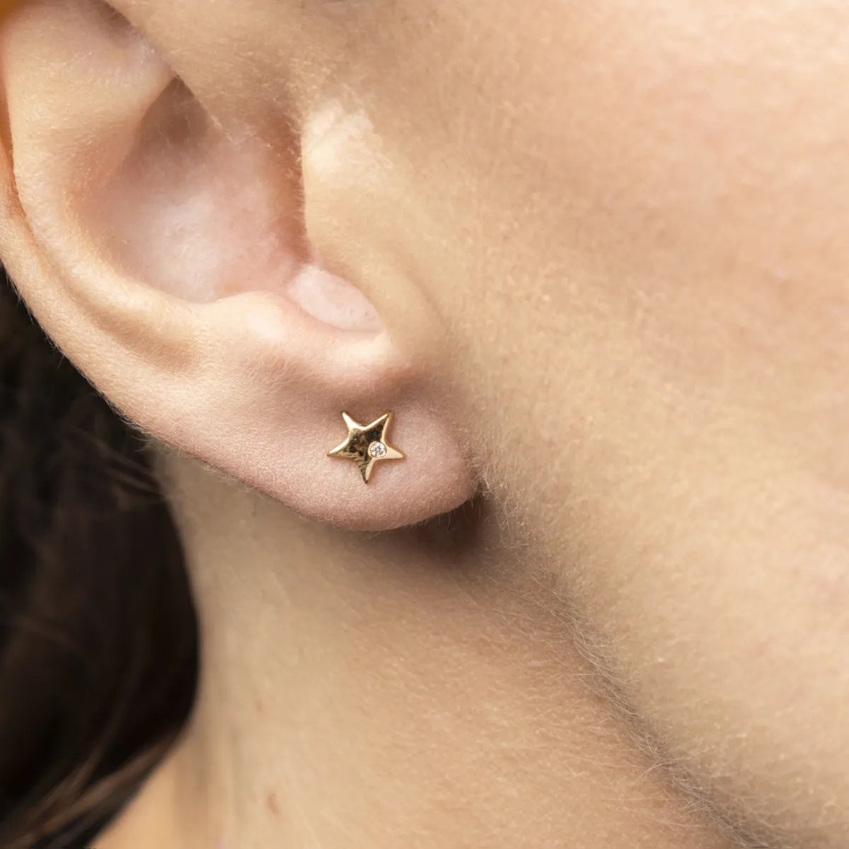 Yellow gold star-shaped earrings with cubic zirconia