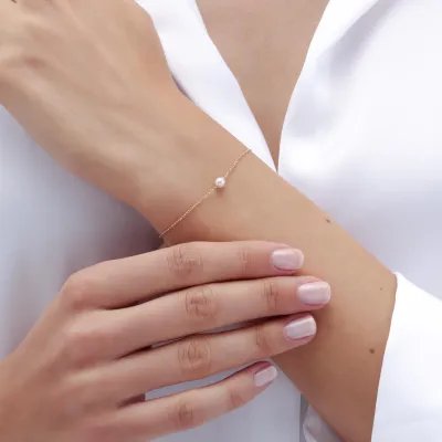 Lightweight yellow gold bracelet with sliding pearl