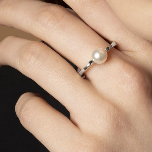 White gold "Aurora" ring with pearl