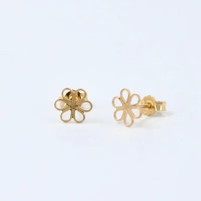 Lightweight yellow gold flower-shaped earrings
