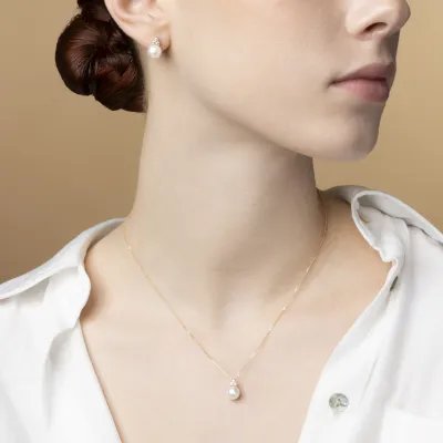 Yellow gold set with pearls and cubic zirconia