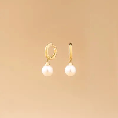 Yellow gold leverback earrings with pearl