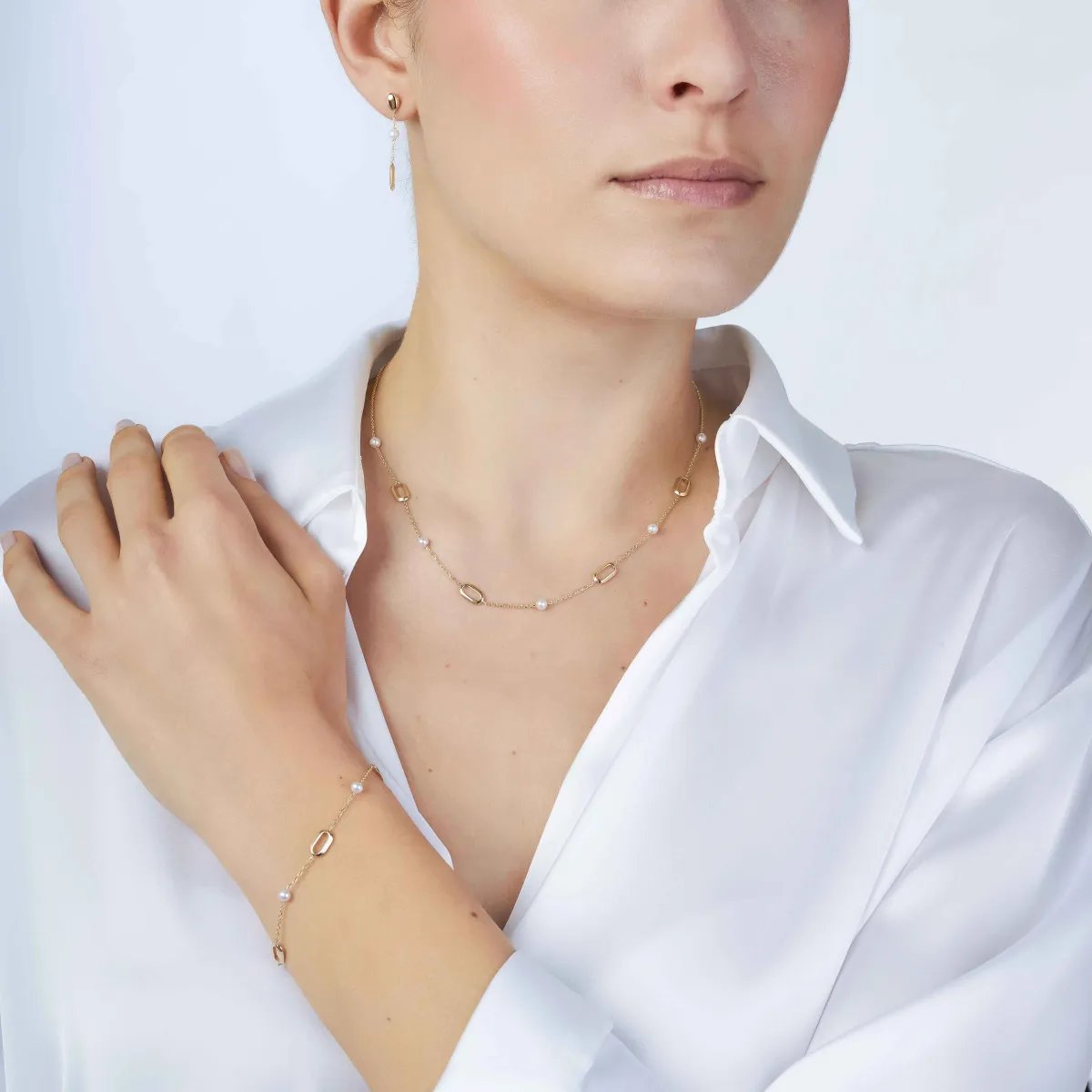 Yellow gold necklace with pearls