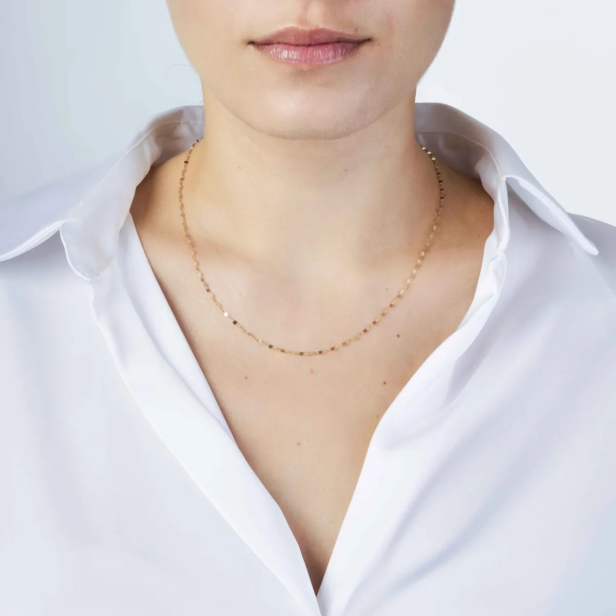 Light-weight fancy chain with flat surfaces