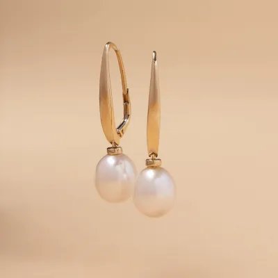 Yellow gold classic earrings with pearl long leverback