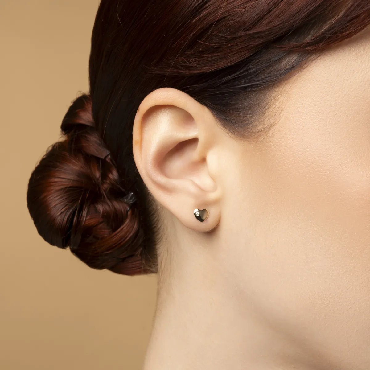 White gold heart-shaped earrings with cubic zirconia