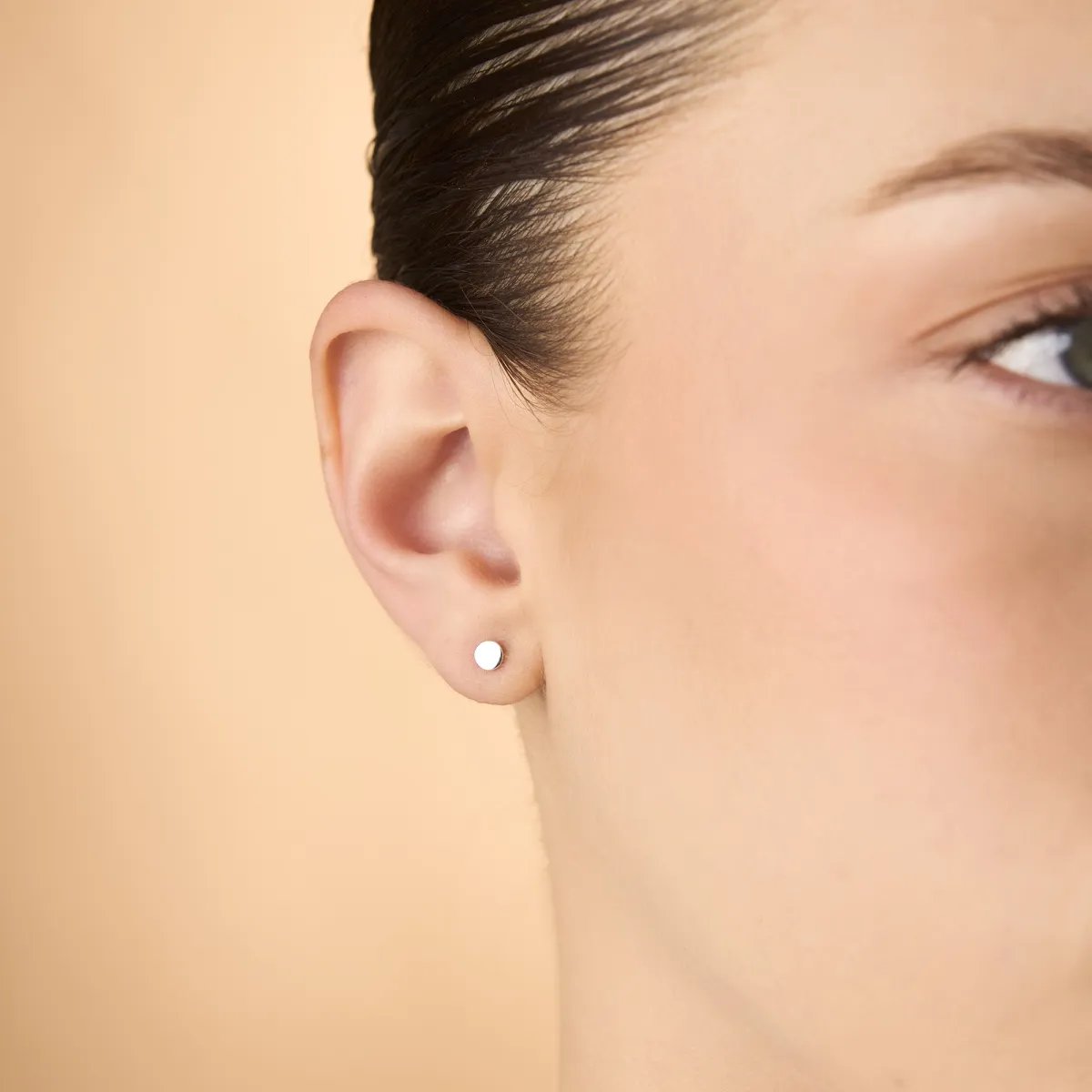 White gold round earrings