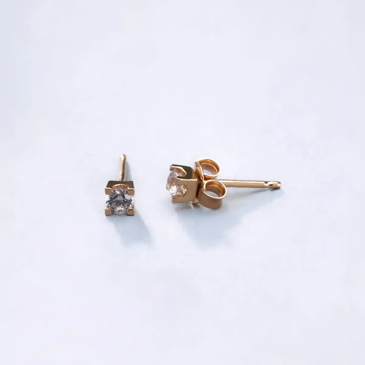 "Punto luce" earrings in yellow gold with zirconia