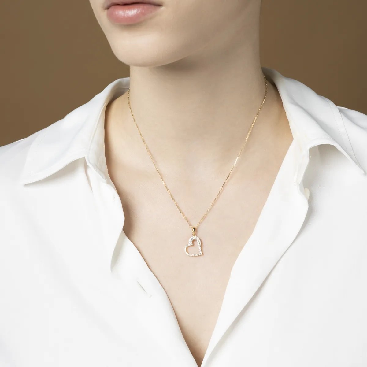 Yellow gold star-shaped pendant in with cubic zirconia