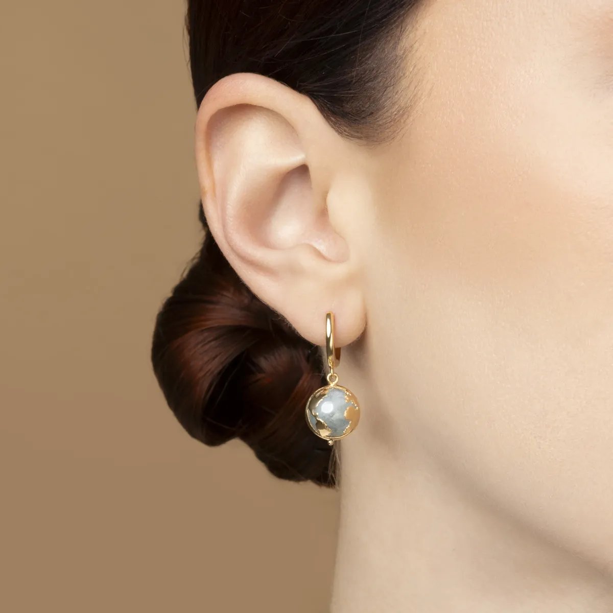 "WE" earrings with milk aquamarine