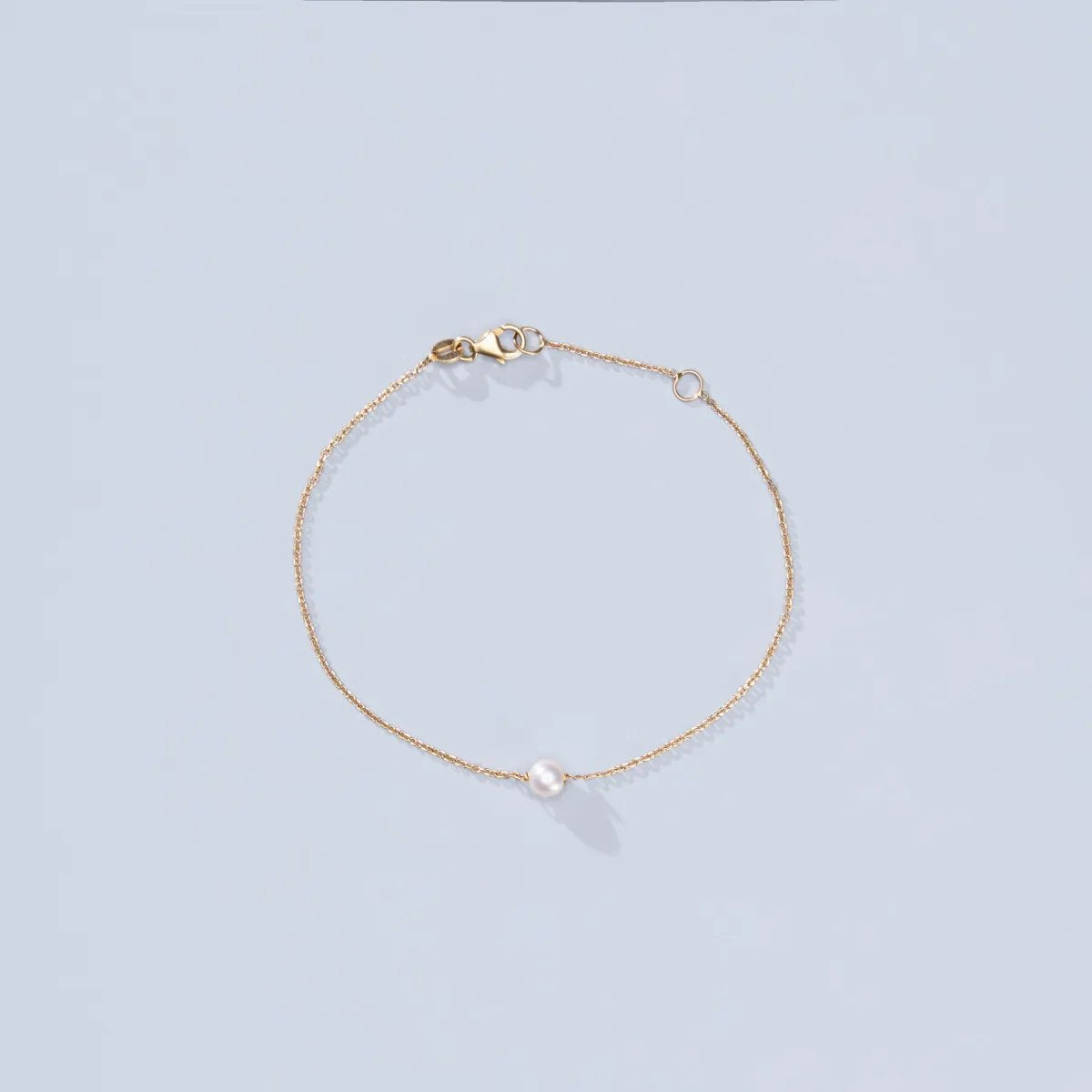 Lightweight yellow gold bracelet with sliding pearl