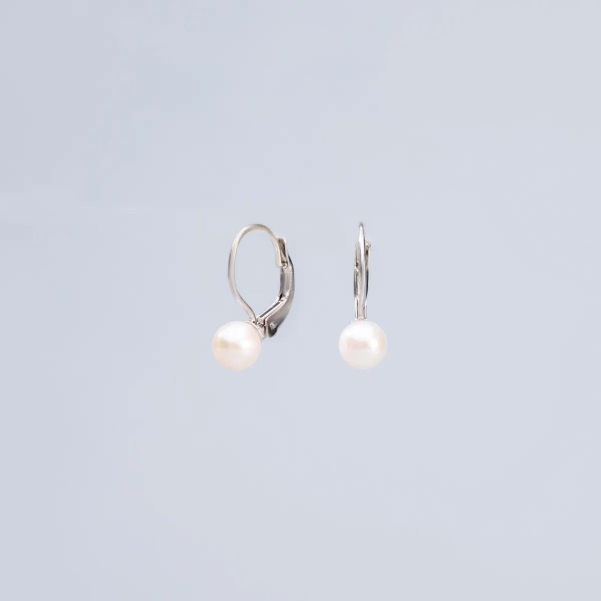 Casual white gold earrings with pearl