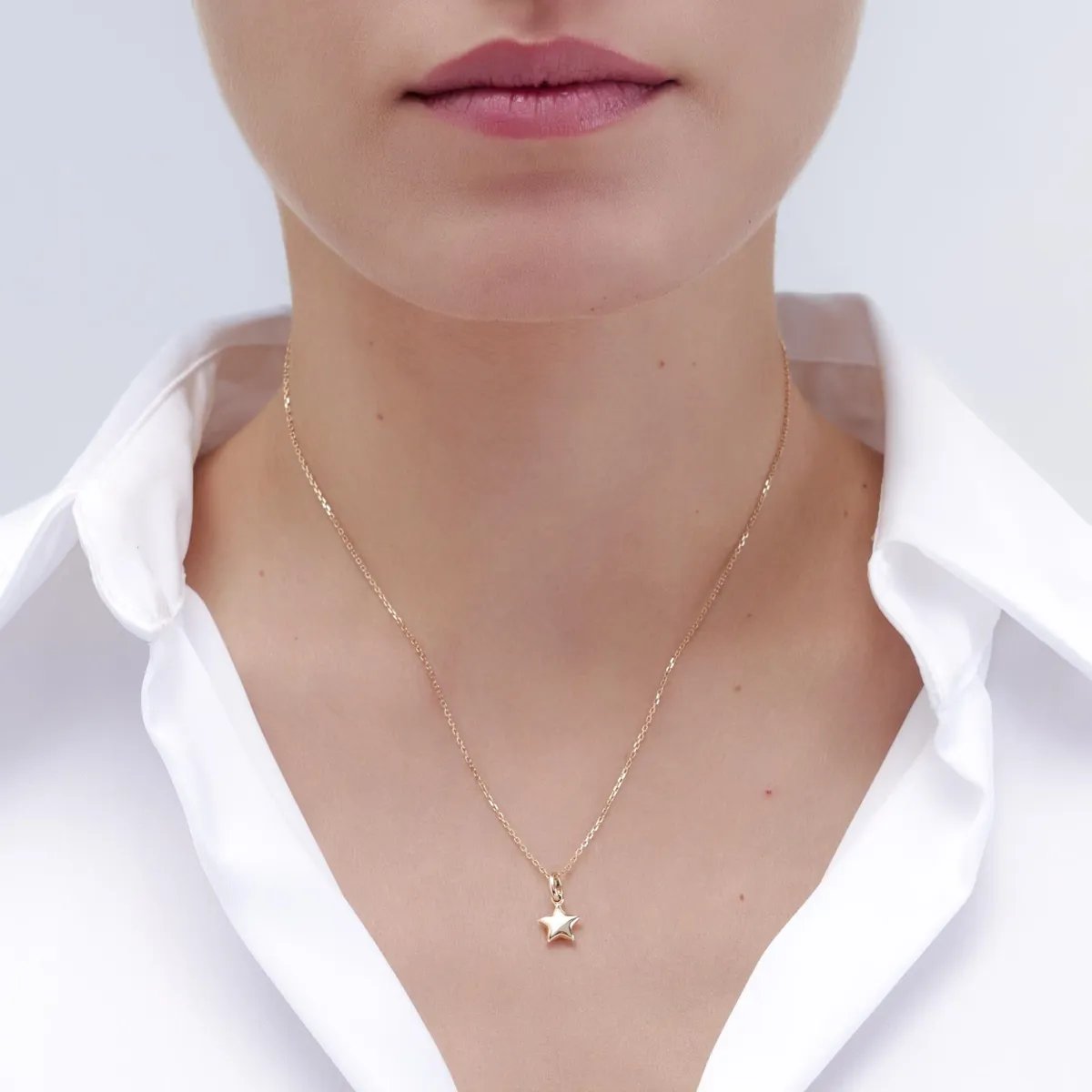 Lightweight yellow gold star-shaped pendant