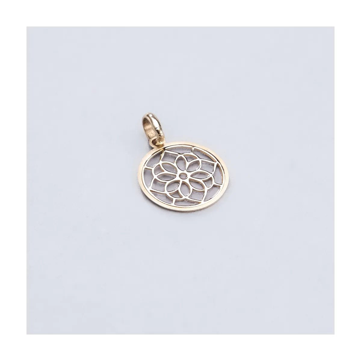 Lightweight yellow gold pendant with geometric motif