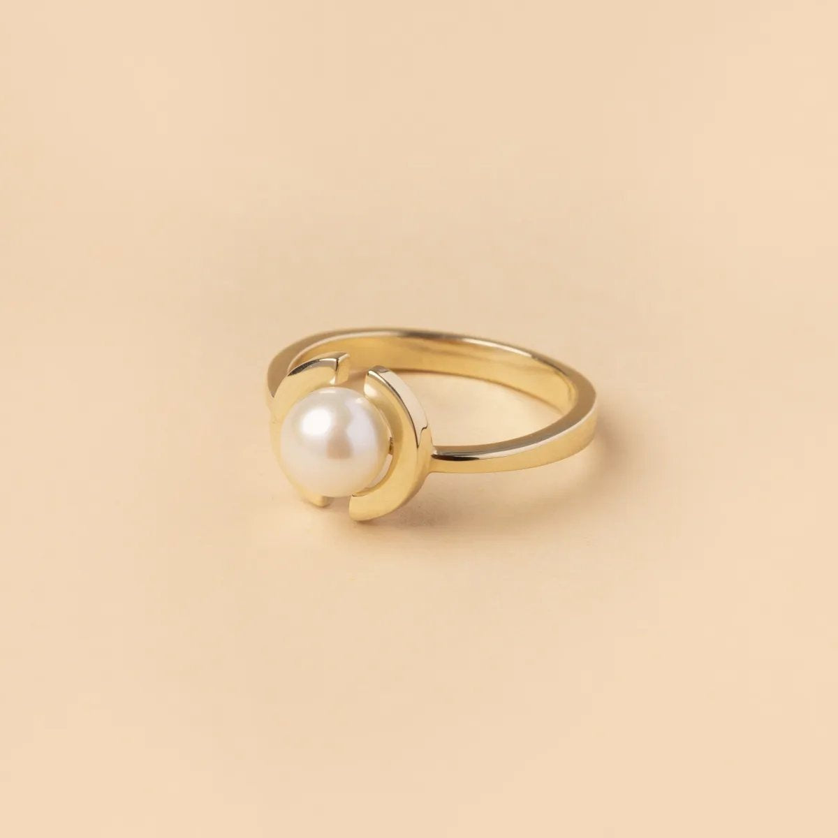 Yellow gold "Aurora" ring with pearl