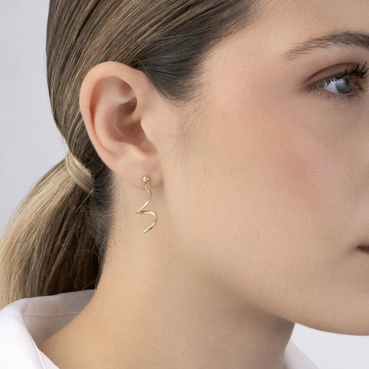 Yellow gold curl earrings