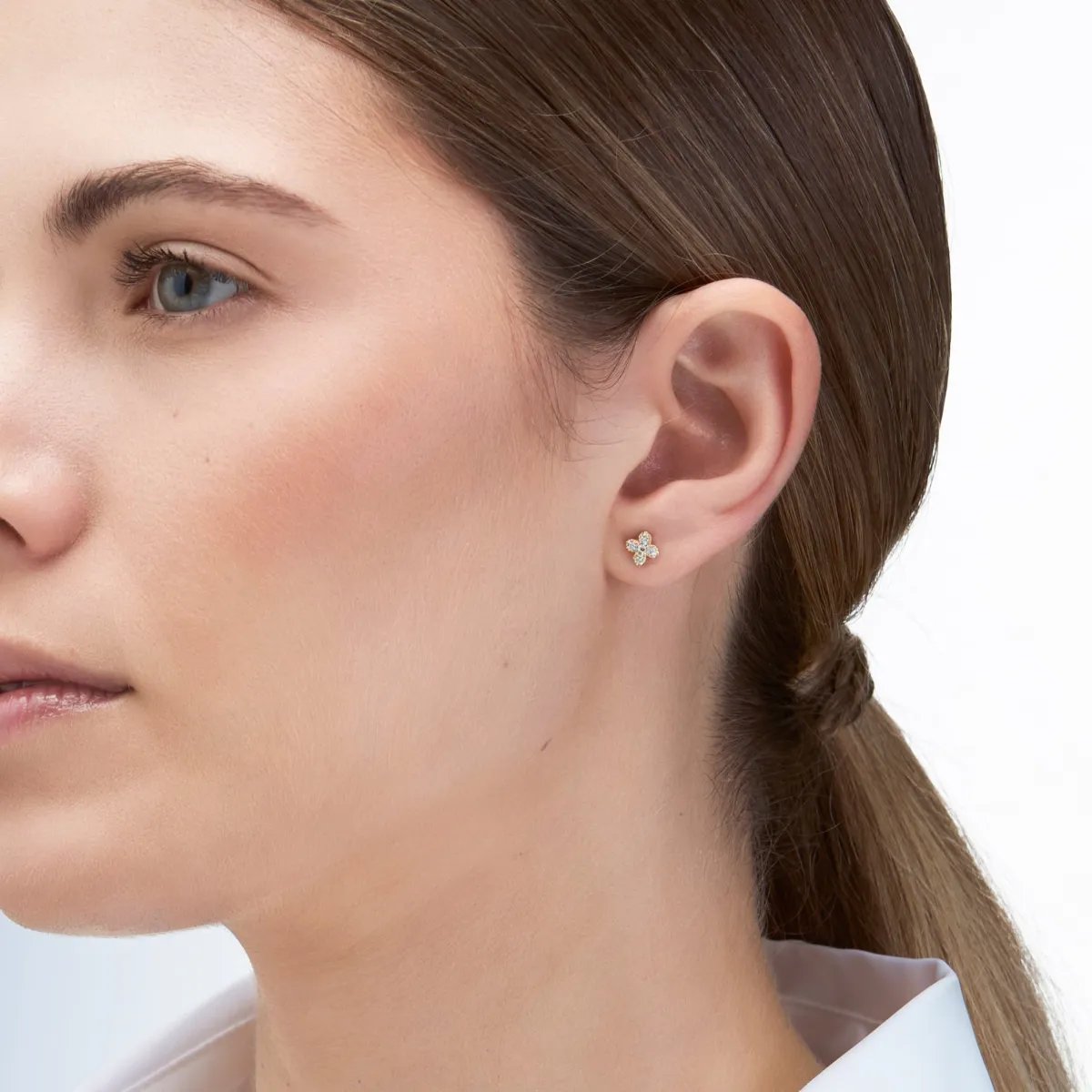 Yellow gold earrings with pavé zirconia in the shape of a flower