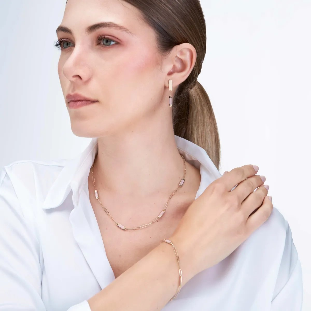 Yellow gold bracelet with pink enamel